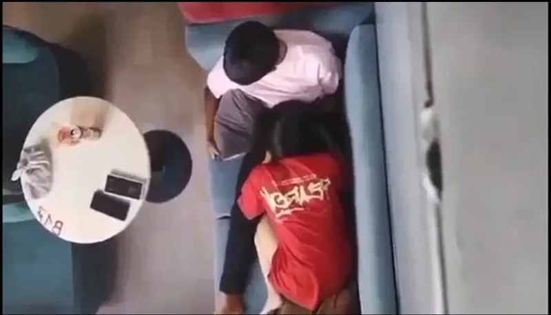 Quay lén người tình bú mút cho em người yêu nơi công cộng