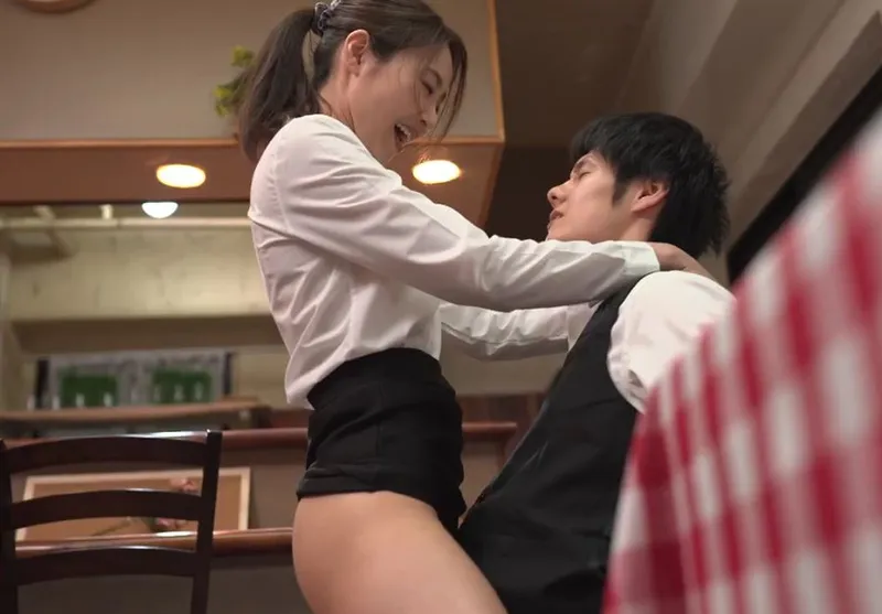 Cậu trai trẻ chịch cô đồng nghiệp có chồng nhưng chồng yêu “yếu”