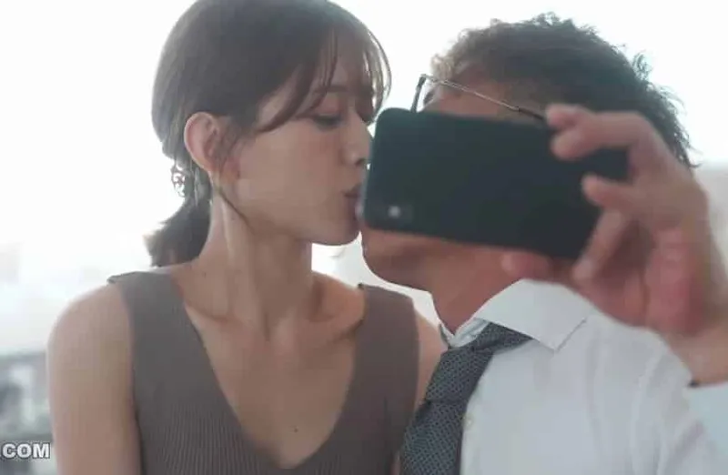 Thấy bà xã hơi lạ, ông xã xem điện thoại cô vợ và thấy cảnh xxx với sếp của mình